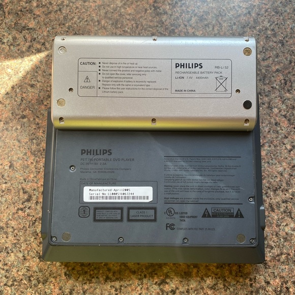 Philips PET710 Portable DVD Player (7") & Rechargeable Battery Pack - Picture 2 of 4